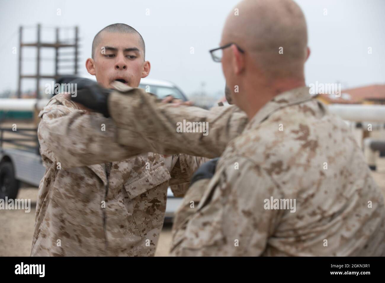 Les recrues de la Fox Company, 2e Bataillon d'entraînement des recrues, participent au cours de conditionnement au combat au Marine corps Recruit Depot, San Diego, le 2 juin 2021. Les recrues ont effectué une formation physique sur une base hebdomadaire afin de rester conditionnées pour les divers événements rencontrés tout au long de la formation. Banque D'Images