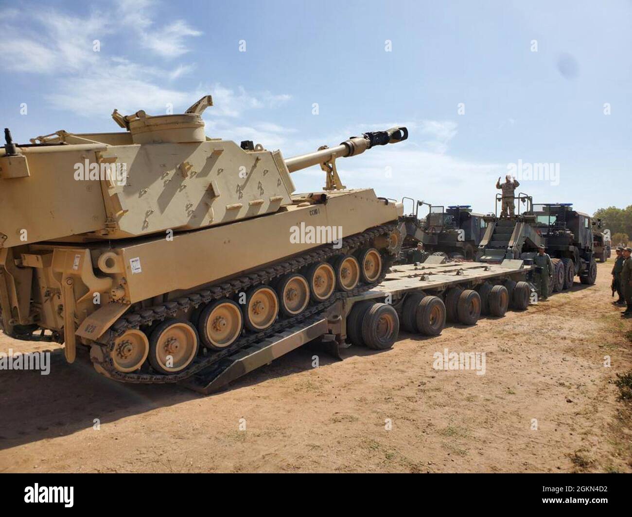 Sergent-chef de l'armée américaine Joshua S. Heaton, affecté au 1-214e Bataillon d'artillerie de campagne, guide au sol un obusier de Paladin M109A6 sur un système de transport d'équipement lourd des Forces armées royales marocaines M1070 pour le transport à Tantan, Maroc, de Tifnit Maroc en préparation au Lion d'Afrique 2021 2 juin 2021. African Lion 2021 est l'exercice annuel le plus important, conjoint et le plus important du Commandement de l'Afrique des États-Unis, organisé par le Maroc, la Tunisie et le Sénégal, le 7-18 juin. Plus de 7,000 participants de neuf pays et de l'OTAN s'entraînent ensemble en mettant l'accent sur l'amélioration de la préparation des forces américaines et des forces des pays partenaires. AL21 est un multi-d. Banque D'Images