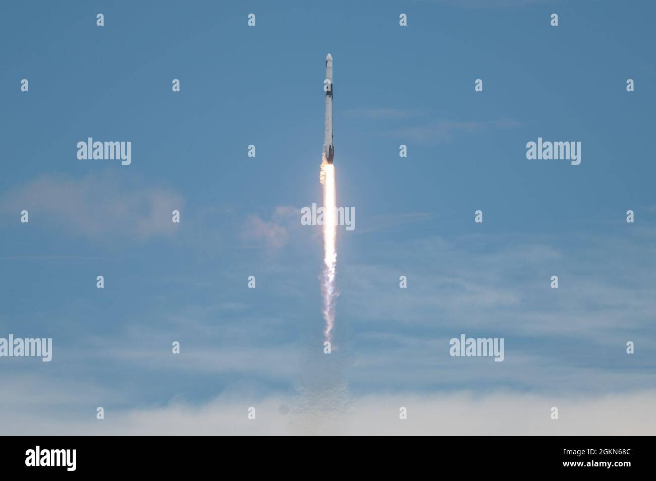 Une fusée SpaceX Falcon 9 transportant la charge utile CRS-22 de la NASA est lancée à partir du complexe de lancement 39A au Centre spatial Kennedy, en Floride, le 3 juin 2021. La charge utile était la 22e mission commerciale de réapprovisionnement à la Station spatiale internationale et a fourni des fournitures et des études scientifiques, y compris des études sur les traitements des maladies rénales, les systèmes de racines de coton, l'adaptation des tardigrades à l'espace, et plus encore. Banque D'Images