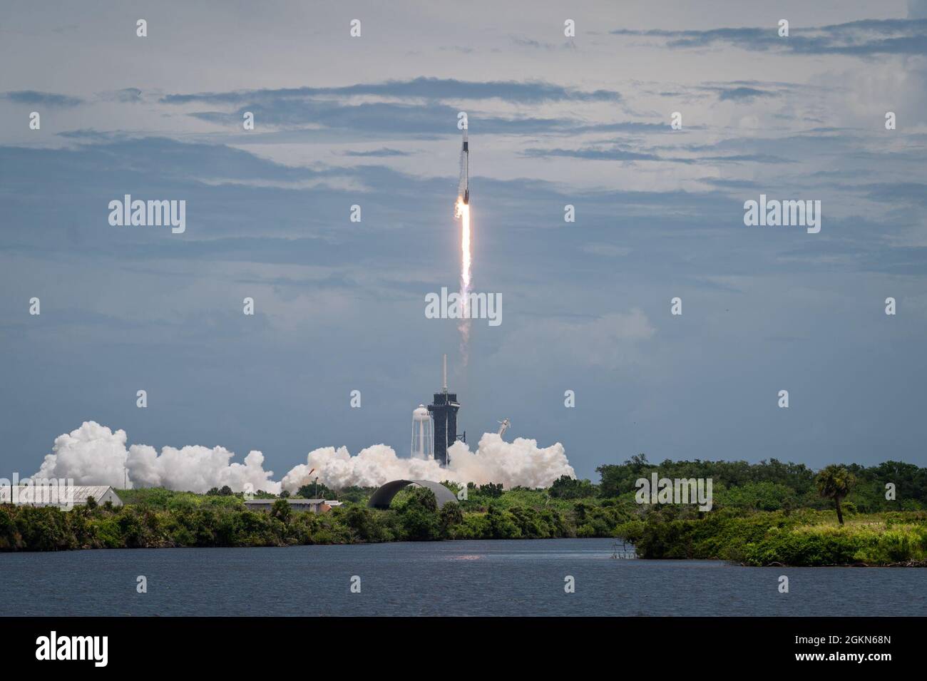 Une fusée SpaceX Falcon 9 transportant la charge utile CRS-22 de la NASA est lancée à partir du complexe de lancement 39A au Centre spatial Kennedy, en Floride, le 3 juin 2021. La charge utile était la 22e mission commerciale de réapprovisionnement à la Station spatiale internationale et a fourni des fournitures et des études scientifiques, y compris des études sur les traitements des maladies rénales, les systèmes de racines de coton, l'adaptation des tardigrades à l'espace, et plus encore. Banque D'Images