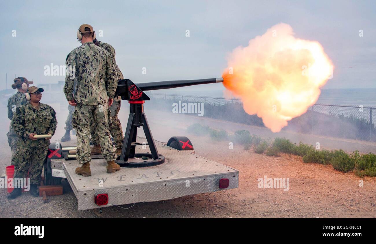 210603-N-ZZ513-1047 SAN DIEGO (le 3 juin 2021) des marins du détachement de la batterie de salut de la base navale de Coronado saluent 17 armes à feu lors d'une cérémonie de changement de commandement sur la base navale de point Loma, le 3 juin. Vice ADM. Stephen T. Koehler a soulagé le vice-SMA. Scott D. Conn comme commandant, 3e flotte des États-Unis. Banque D'Images