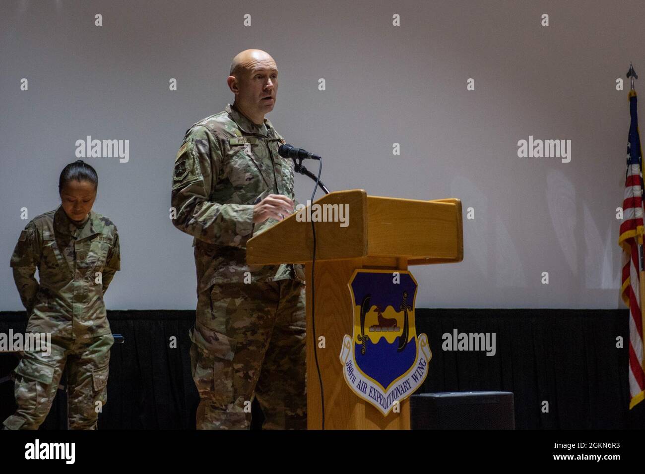 Joshua B. Piers, commandant du 387e Groupe expéditionnaire de l'Air, prononce une allocution lors d'une cérémonie de changement de commandement à la base aérienne Ali Al Salem, au Koweït, le 3 juin 2021. Piers prend le commandement de la 387e AEG après avoir été directeur de la sécurité pour le district de la Force aérienne de Washington et chef de la sécurité de la 316e Escadre. Banque D'Images