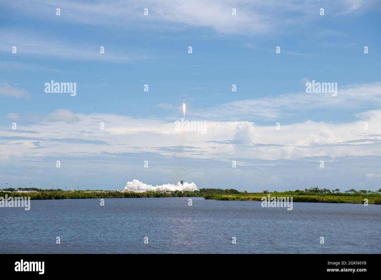 Une fusée SpaceX Falcon 9 transportant la charge utile CRS-22 de la NASA est lancée à partir du complexe de lancement 39A au Centre spatial Kennedy, en Floride, le 3 juin 2021. La charge utile était la 22e mission commerciale de réapprovisionnement à la Station spatiale internationale et a fourni des fournitures et des expériences scientifiques, y compris des études sur les traitements des maladies rénales, les systèmes de racines de coton, l'adaptation des tardigrades à l'espace, et plus encore. Banque D'Images