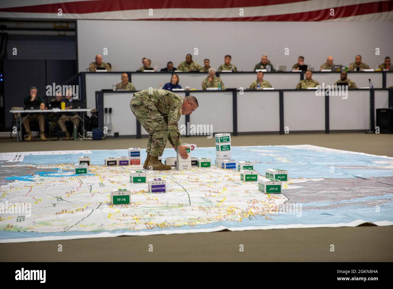 Le Maj. Kenneth Andrews, un officier des plans logistiques de l'Armée du Nord des États-Unis, place des marqueurs sur la carte de la répétition de l'ouragan de 2021 pour identifier les positions de soutien des unités militaires au lendemain de multiples ouragans simulés aux États-Unis et dans ses territoires. ARNORTH, le commandement de la composante militaire du Commandement du Nord des États-Unis, a accueilli des chefs militaires et civils à la foreuse ROC à la base conjointe San Antonio-fort Sam Houston, Texas, le jeudi 3 juin 2021. Le but principal de la répétition était de préparer les participants à soutenir l'Agence fédérale de gestion des urgences Banque D'Images