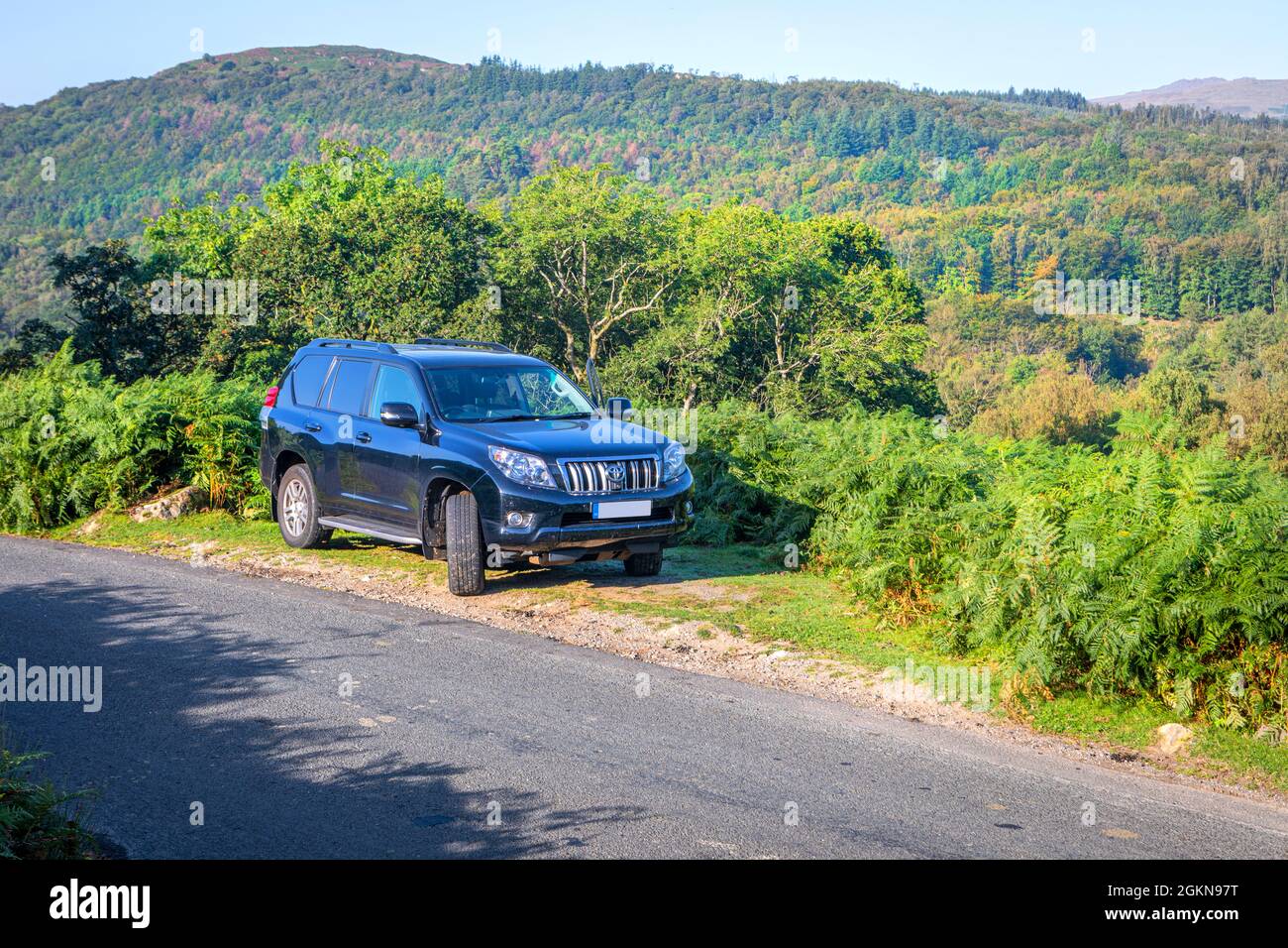 Un Toyota Landcruiser stationné sur le côté d'une petite route dans le Lake District, Cumbria. Banque D'Images