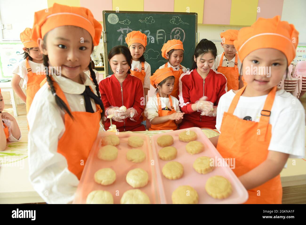 Lianyungang, Lianyungang, Chine. 15 septembre 2021. Le 15 septembre 2021, des enseignants et des étudiants de la branche de la route Guoyuan du comté de Donghai, à Lianyungang City, dans la province de Jiangsu, font des gâteaux de lune ensemble. À l'approche du festival de la mi-automne, « One Park and Five districts » du comté de Donghai, Lianyungang City, province de Jiangsu, ont lancé les activités thématiques « faire des mooncakes et accueillir le festival de la mi-automne ». Tout en améliorant la capacité pratique, sentez le charme de la culture chinoise traditionnelle de adorer la lune pendant cinq mille ans et d'admirer la lune. (CRE Banque D'Images