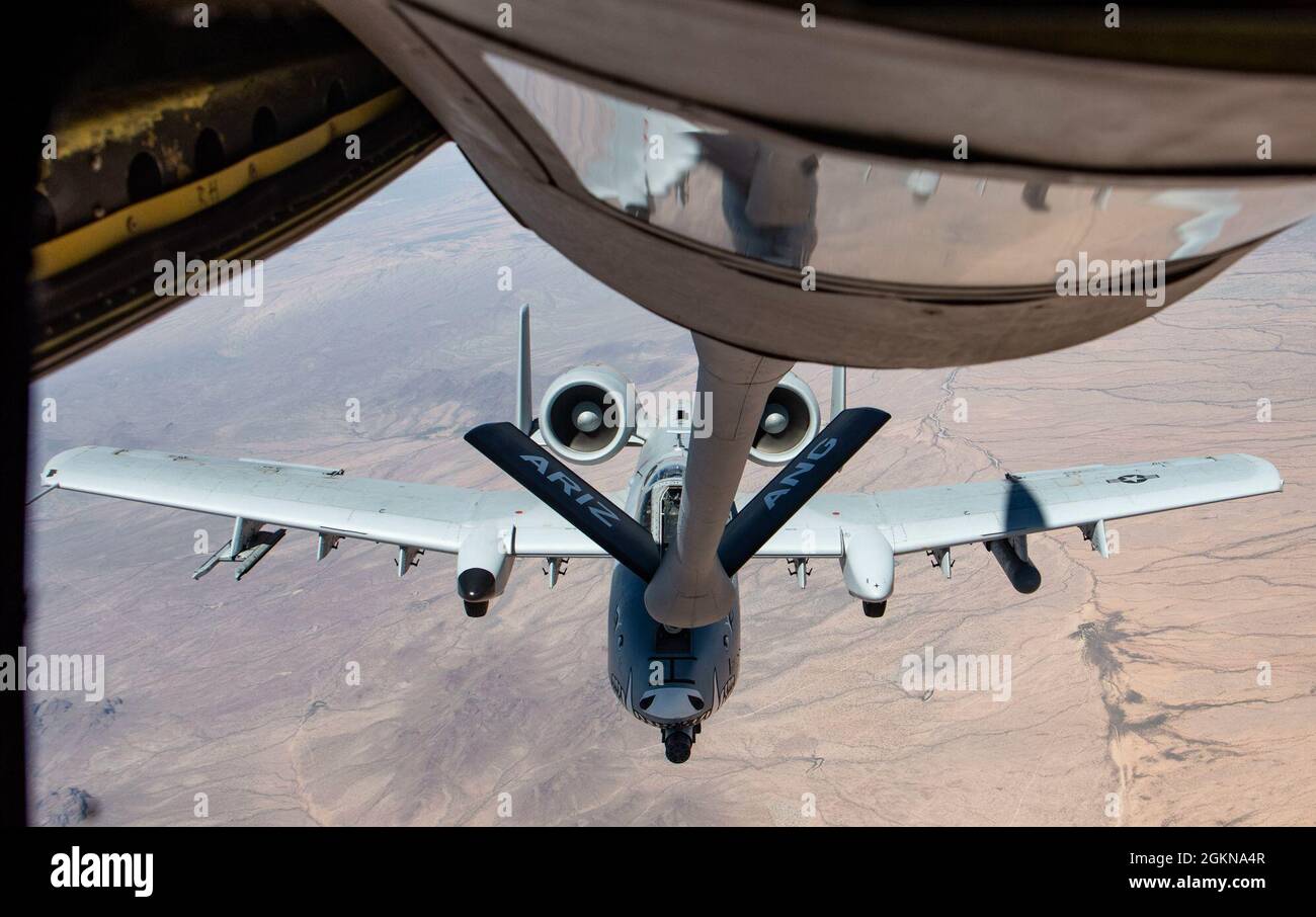 LUKE AIR FORCE BASE, Arizona— le colonel Abel Ramos, 924e commandant du groupe de chasseurs, s'aligne sur son A-10 Thunderbolt II pour le ravitaillement en vol par un KC-135 Stratotanker de la Garde nationale aérienne de l'Arizona, de la 161e Escadre de ravitaillement en vol, le 3 juin 2021. Le 924e FG est situé à la base aérienne de Davis-Monthan, en Arizona, et est géographiquement séparé de leur aile mère, la 944e aile Fighter, à la base aérienne de Luke, en Arizona. La 944e FW est l’aile de chasse la plus diversifiée du Commandement de la Réserve de l’Armée de l’Air, car c’est la seule aile qui s’entraîne sur quatre avions différents. La 161e ARW est stationnée à la Goldwater Air Nation Banque D'Images