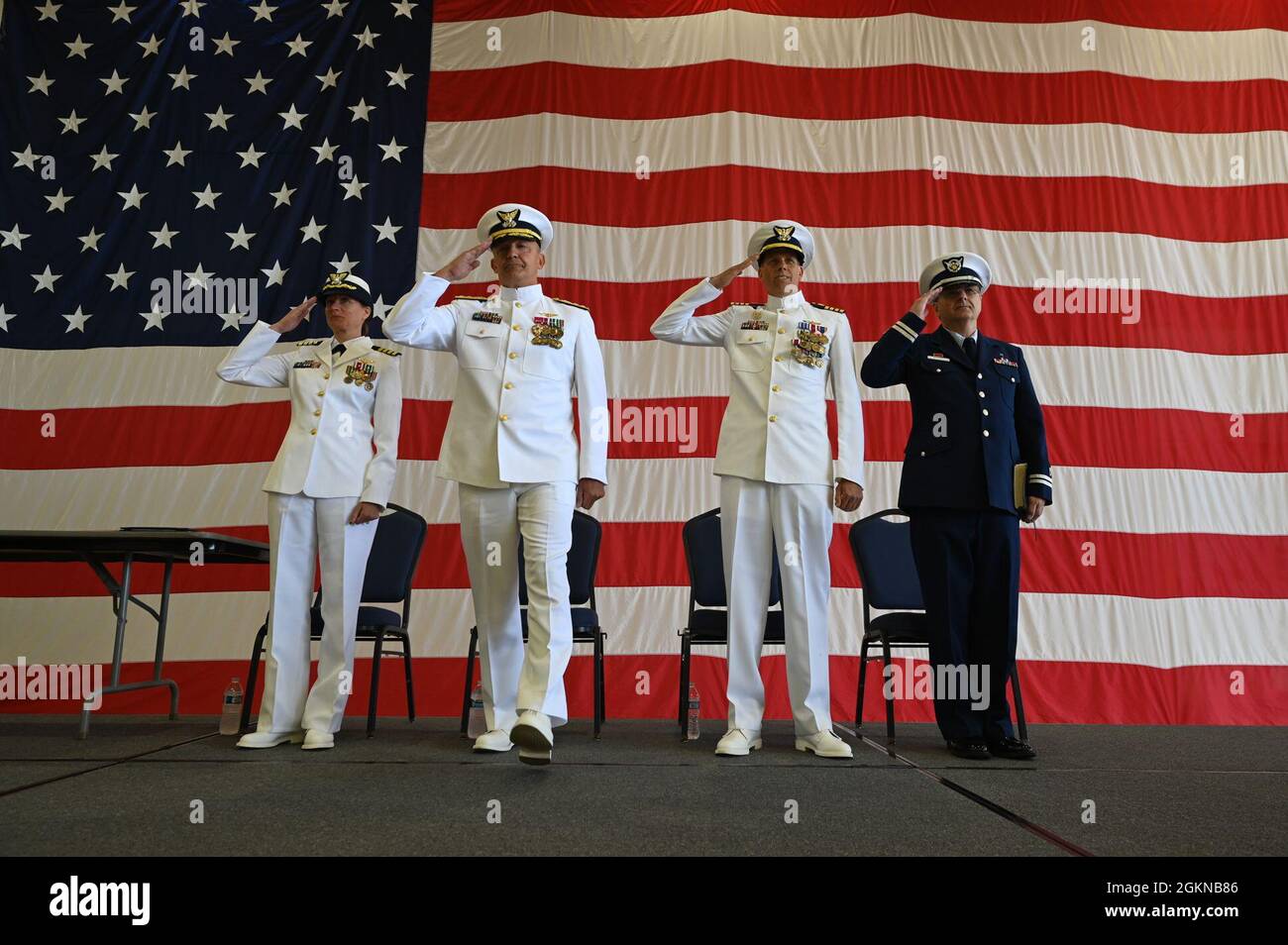 Les membres du parti officiel saluent lors d'une cérémonie de passation de commandement, le vendredi 4 juin 2021, au secteur de la Garde côtière, à North Bend, à Coos Bay, en Oregon. Au cours de la cérémonie, le capitaine Olav Saboe (deuxième à partir de la droite) a transféré le commandement du secteur North Bend au capitaine Breanna Knutson (à gauche). Banque D'Images