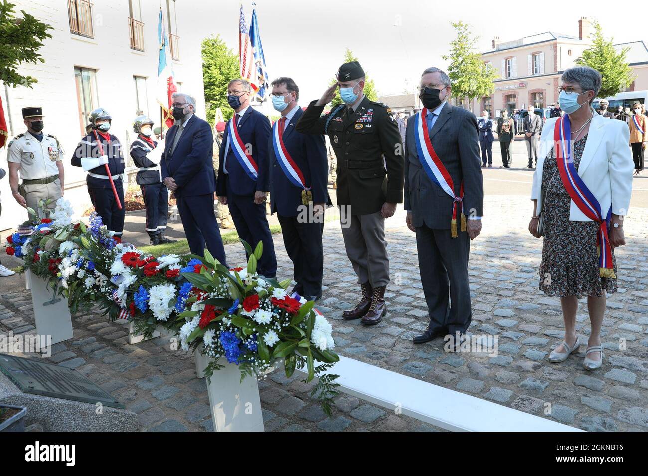 Le 4 juin 2021, à Carentan, en France, le colonel de l'armée américaine Kevin Sharp, représentant la 101e division aéroportée et des invités distingués, rend hommage au signal Monument, près du monument commémoratif du Cabbage Patch de Hancock Field. Le Monument du signal est un monument commémoratif pour les parachutistes de la 101e Division aéroportée qui ont débarqué en Normandie pendant le débarquement. Banque D'Images