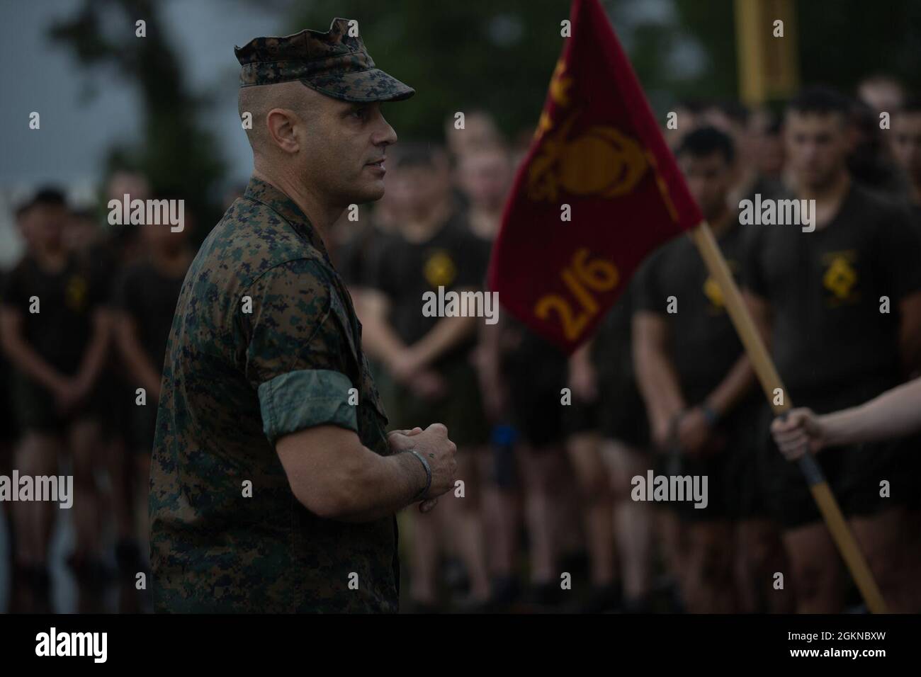 Sergent du corps des Marines des États-Unis Le major Jonathan Wyble, sergent-major de la Marine corps Air Station Beaufort, parle après un entraînement commémoratif sur le Camp Lejeune, N.C., le 4 juin 2021. Plusieurs membres de la communauté et du corps des Marines ont assisté à l'événement, en l'honneur du Cpl. Albert Gettings, une Marine qui a été tuée par un incendie ennemi lors de l'opération liberté iraquienne en 2006. Cet événement illustre les caractéristiques de Gettings, qui sont un dévouement inébranlable, un esprit de corps et une discipline inébranlable. Banque D'Images