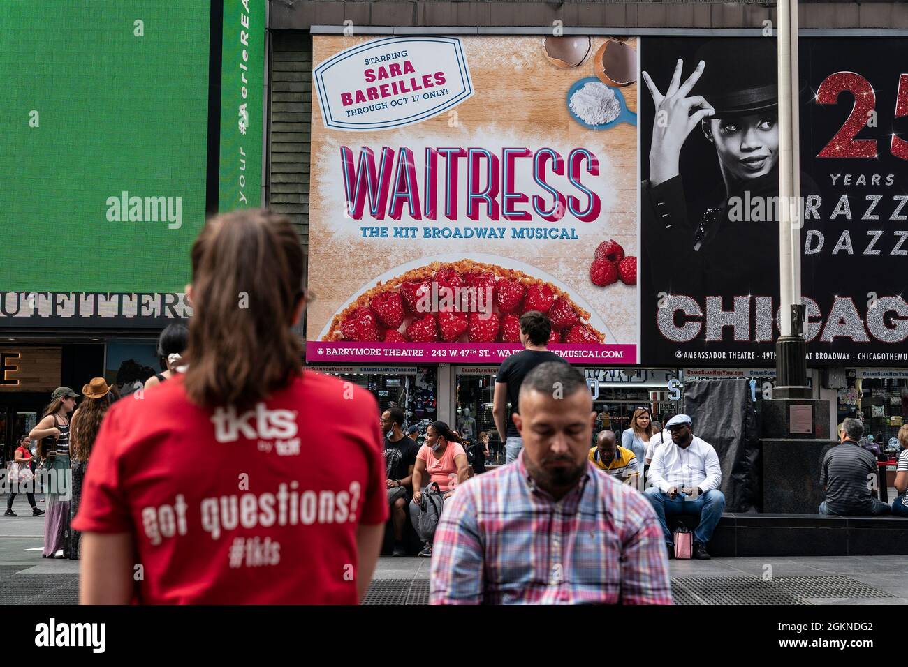 New York, États-Unis. 14 septembre 2021. Le légendaire stand TKTS à prix réduit de Broadway a rouvert à temps pour que les spectacles recommence à courir à Duffy Square. Les premiers clients se sont mis en ligne pour acheter des billets à prix réduit pour les productions de Broadway et de Off Broadway. TKTS vend des billets pour des spectacles le jour même et le lendemain. (Photo de Lev Radin/Pacific Press) crédit: Pacific Press Media production Corp./Alay Live News Banque D'Images