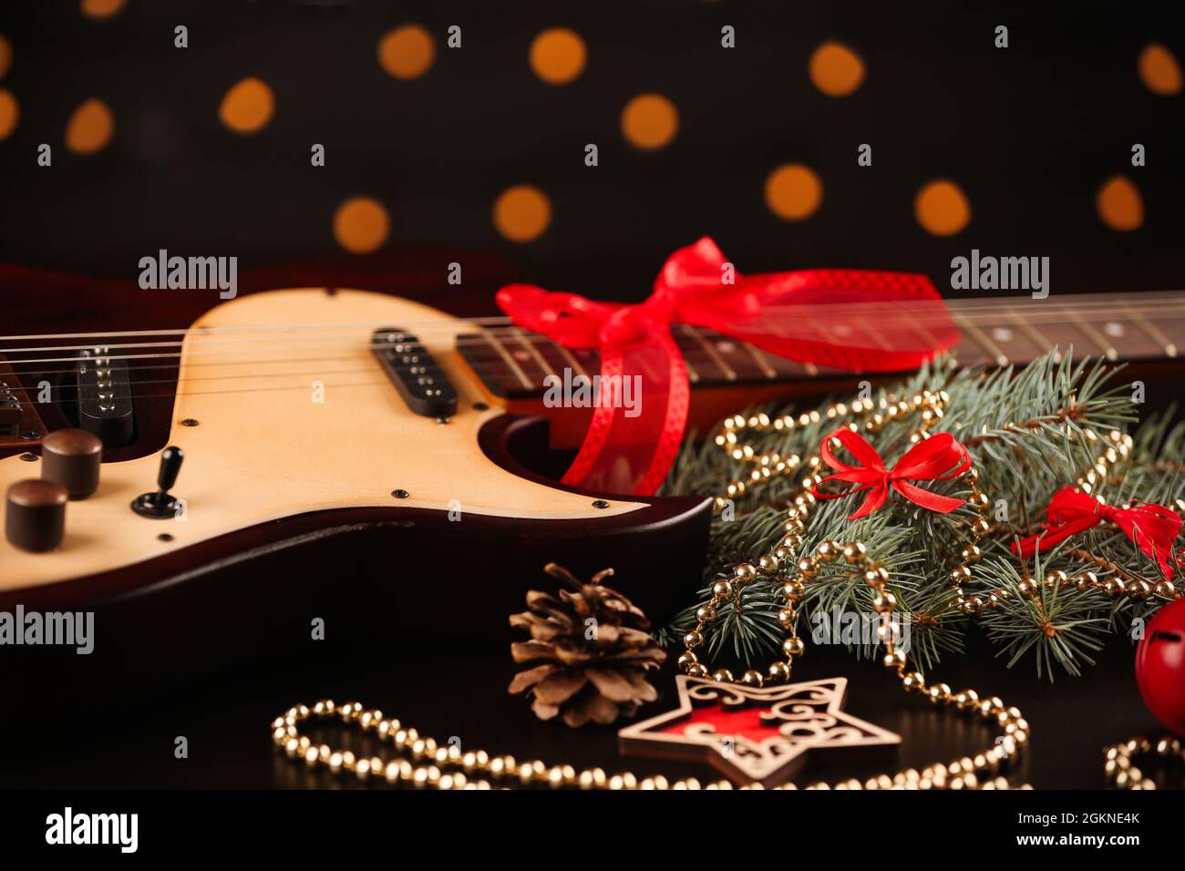 Concept De Musique De Noël. Guitare Avec Décoration, Isolé Sur Blanc