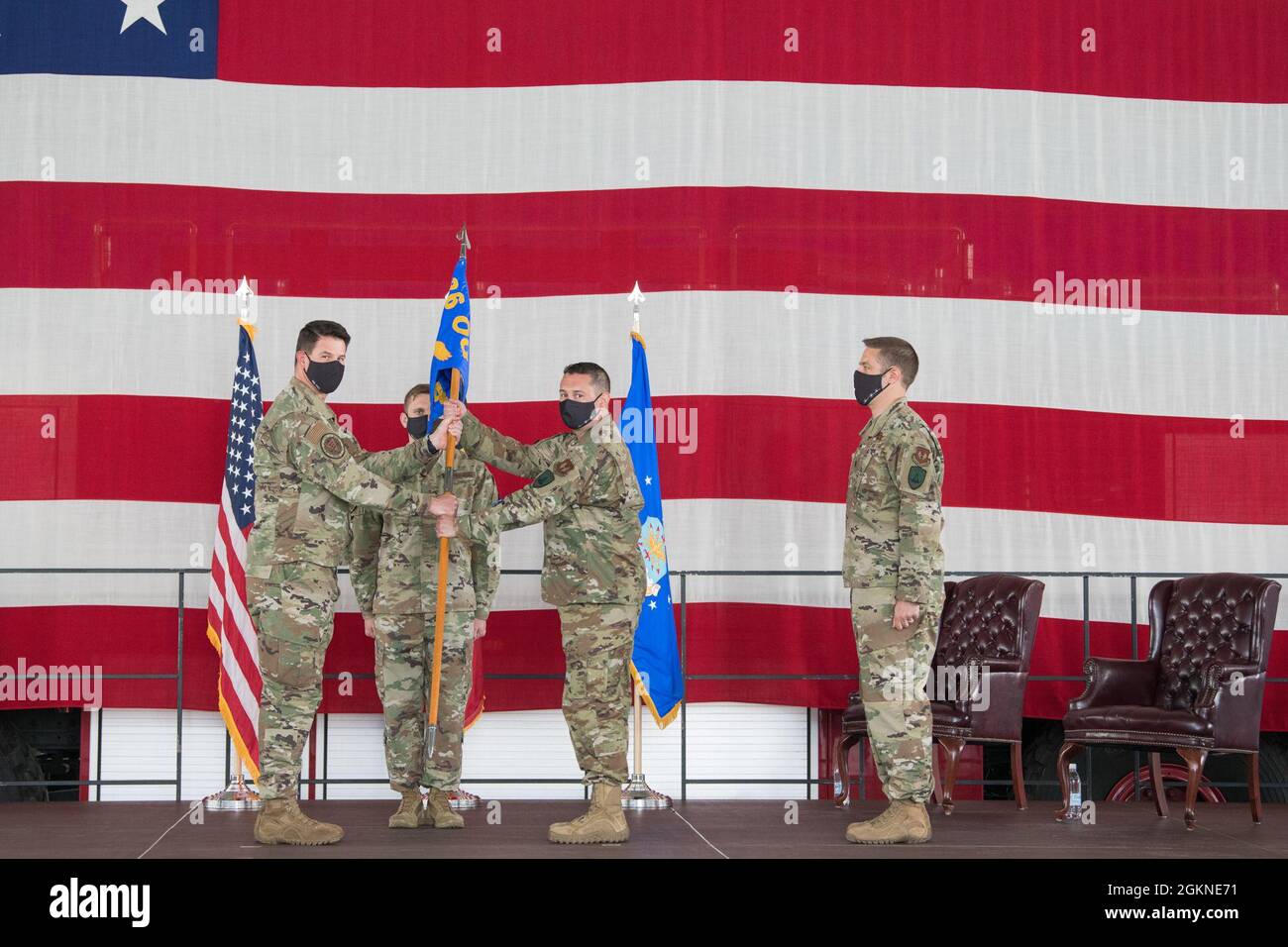 Sean Finnan, colonel de la US Air Force, à gauche, commandant du 86e Groupe des opérations, remet le 424e Escadron de la base aérienne au lieutenant-colonel Kevin Coughlin lors d'une cérémonie de passation de commandement sur la base aérienne de Chièvres, en Belgique, le 4 juin 2021. Coughlin a assumé le commandement de l'unité par le lieutenant-colonel Steven Schnoebelen. Banque D'Images