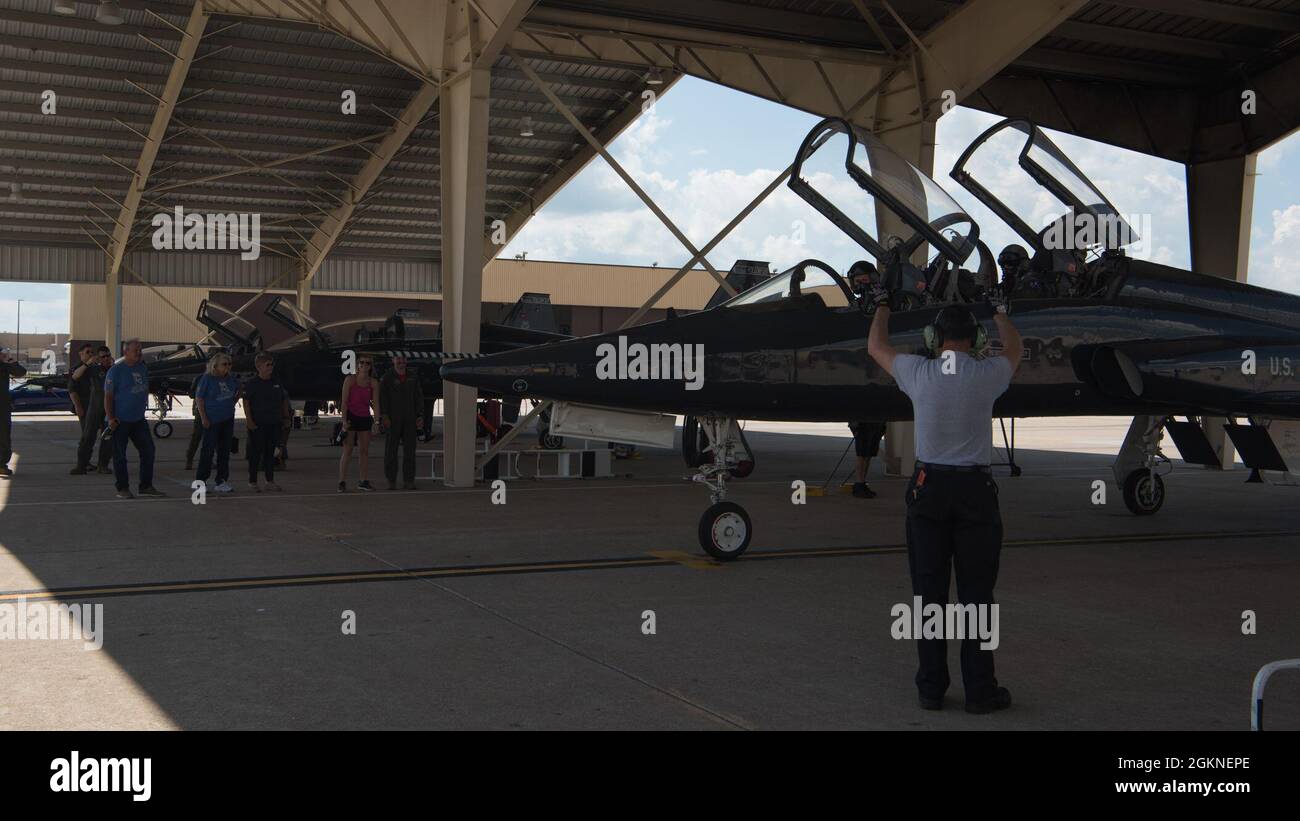 Le capitaine de la US Air Force Lacey Orians, alors pilote du 13e Escadron de bombardement T-38 talon, taxi son T-38 après son vol fini à la base aérienne de Whiteman, Missouri, le 4 juin 2021. Les Orians ont traversé pour voler le HC-130 combat King II à la base aérienne de Kirtland, au Nouveau-Mexique, afin qu'elle puisse continuer à être stationnée avec son mari qui pilote le Thunderbolt II A-10 Banque D'Images