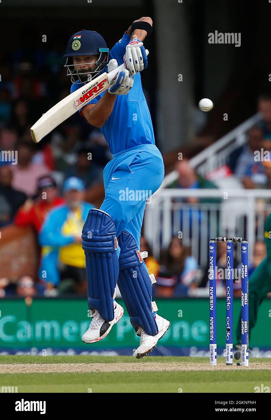 Virat Kohli au bâton de l'Inde au cours de l'ICC Champions Trophy 2017 match entre l'Inde et l'Afrique du Sud, à l'ovale à Londres. 11 Juin 2017 Banque D'Images