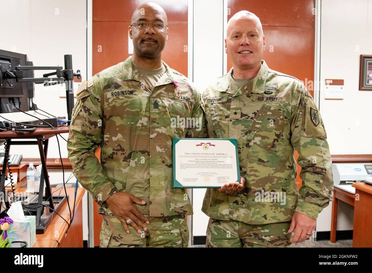 Sgt. Commandement Le Maj. Michael Robinson reçoit la Légion du mérite pour son service au Commandement de préparation du renseignement militaire à titre de chef principal inscrit présenté par le Commandant général Brig du MIRC. Général Joseph Dziezynski, fort Belvoir, Virginie, 5 juin 2021. Banque D'Images