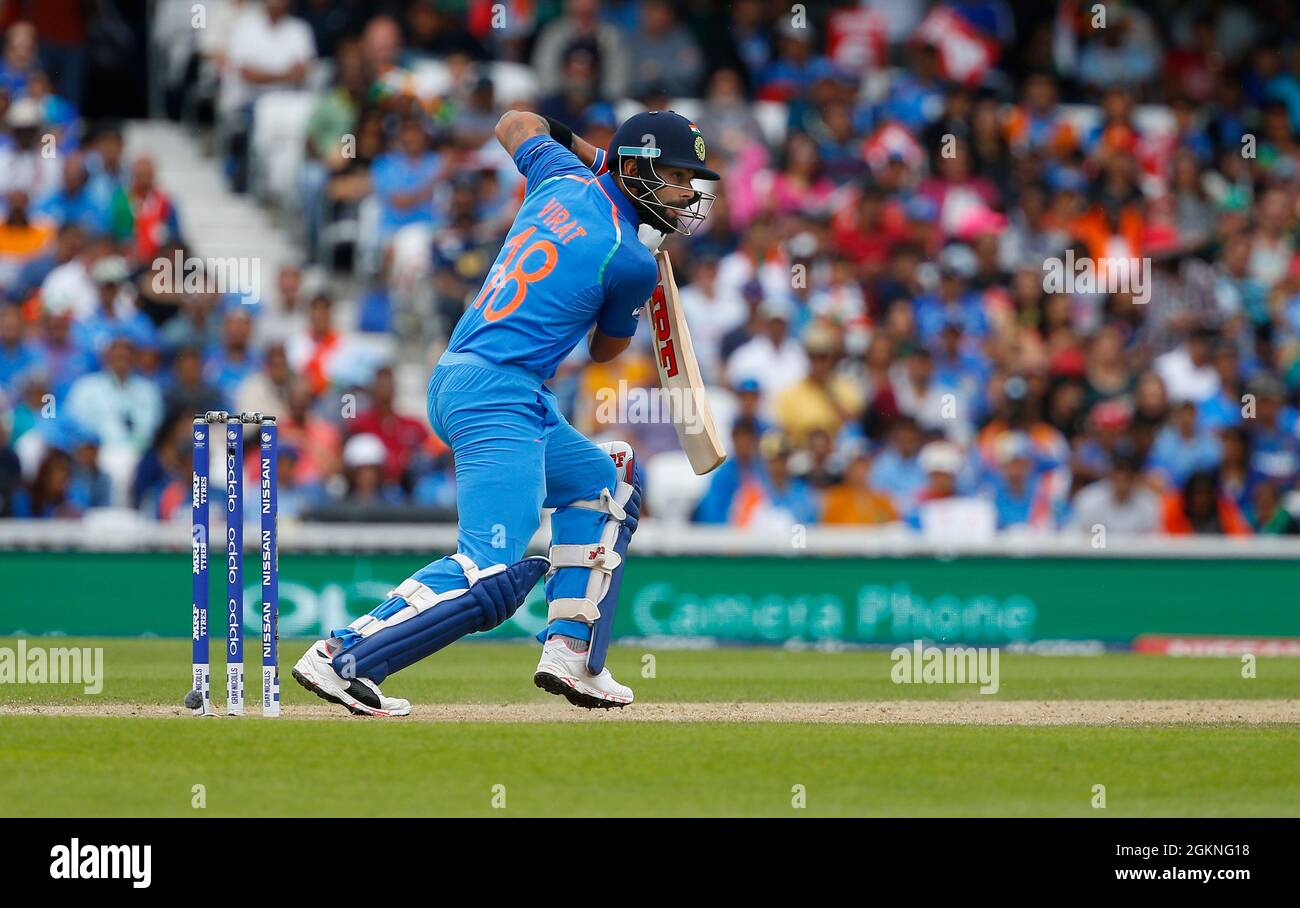 Virat Kohli au bâton de l'Inde au cours de l'ICC Champions Trophy 2017 match entre l'Inde et l'Afrique du Sud, à l'ovale à Londres. 11 Juin 2017 Banque D'Images