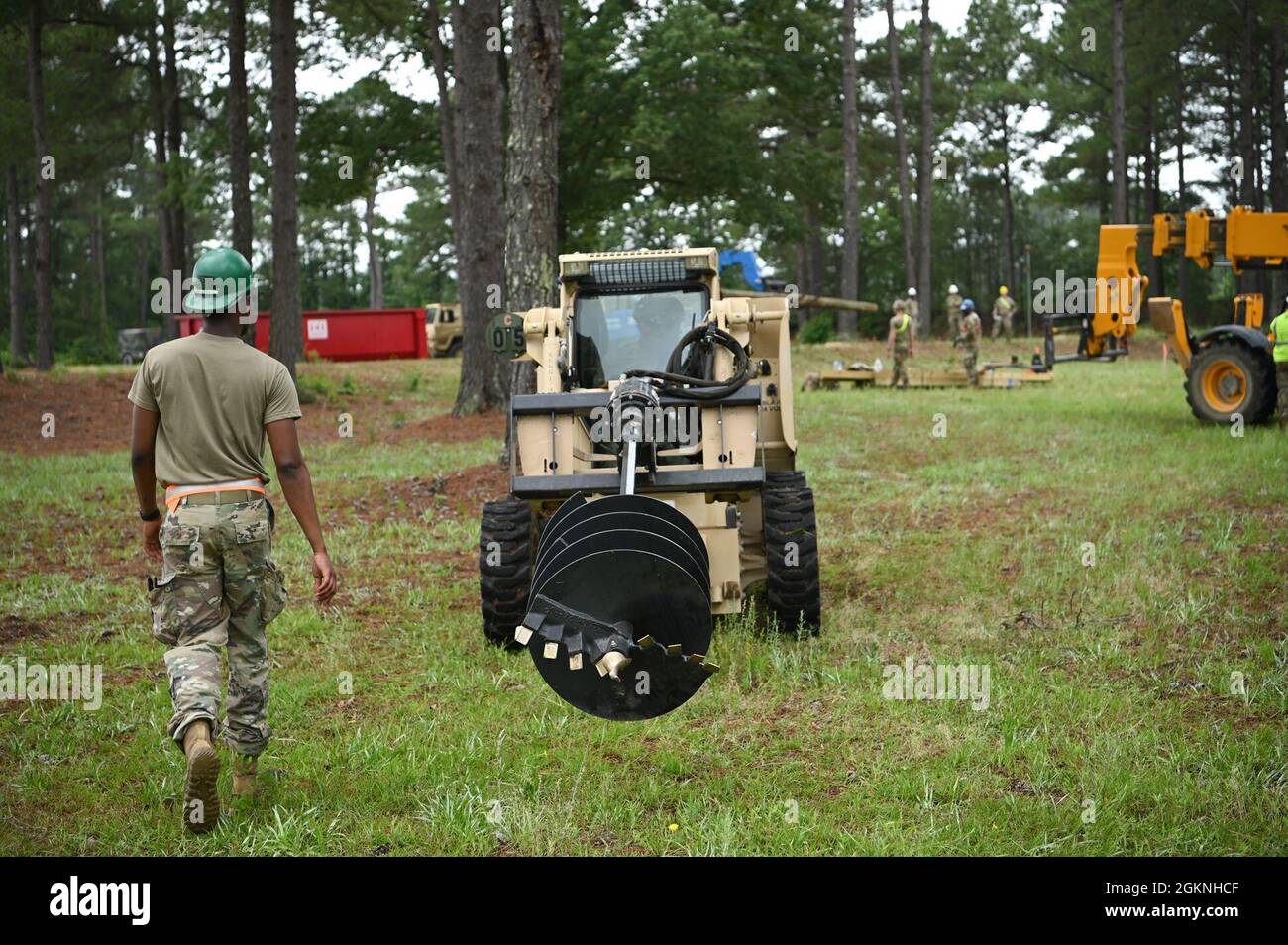 Les soldats de la Garde nationale de l'armée américaine, avec la 1223e compagnie de génie vertical, de la Garde nationale de Caroline du Sud, construisent un cours d'obstacles d'assaut aérien le 6 juin 2021, au centre d'entraînement McCrady, à Eastover, en Caroline du Sud. Le cours est destiné aux futures opérations de formation qui auront lieu au centre de formation. Banque D'Images