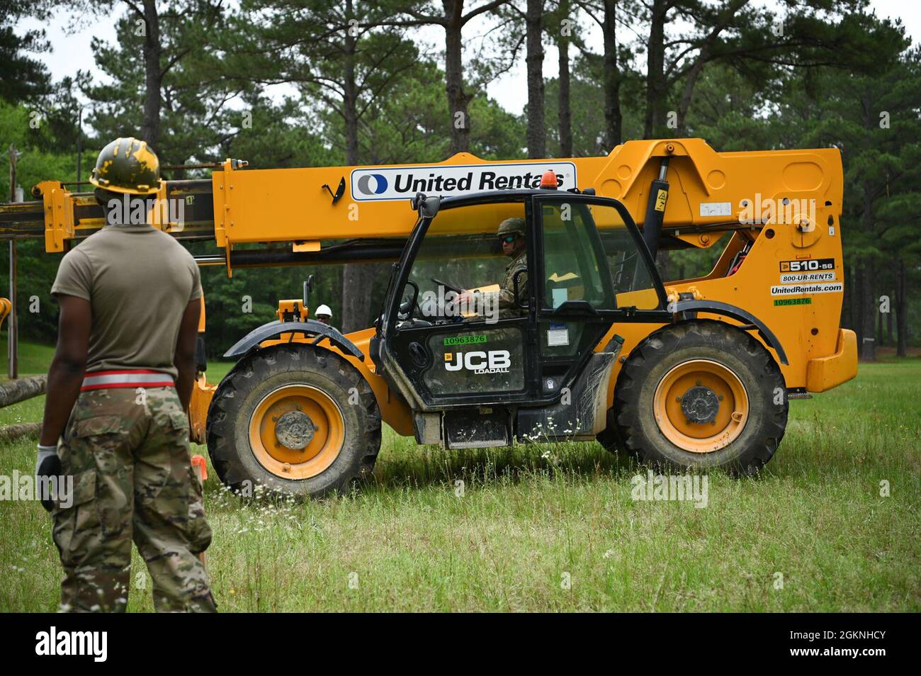 Les soldats de la Garde nationale de l'armée américaine, avec la 1223e compagnie de génie vertical, de la Garde nationale de Caroline du Sud, construisent un cours d'obstacles d'assaut aérien le 6 juin 2021, au centre d'entraînement McCrady, à Eastover, en Caroline du Sud. Le cours est destiné aux futures opérations de formation qui auront lieu au centre de formation. Banque D'Images