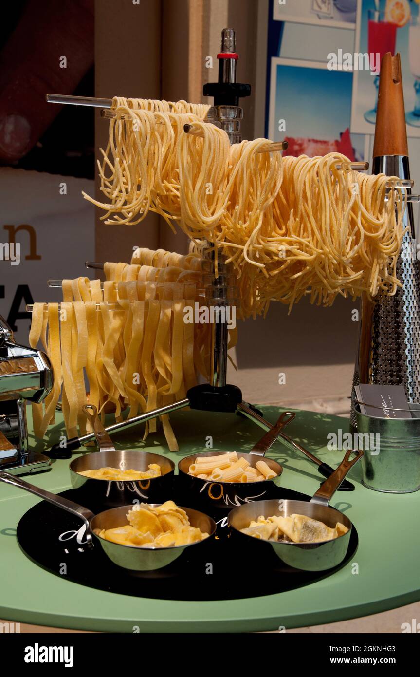 Pâtes fraîchement préparées exposées à l'extérieur du restaurant Dméthadone sur la Piazza della Vittoria à Salò, lac de Garde, province de Brescia, Lombardie, Italie Banque D'Images