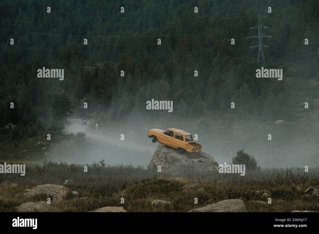 Une vieille voiture se trouve sur une pierre près de l'avant-poste du Valentin dans le col d'Ulagan, en République de l'Altaï. Banque D'Images