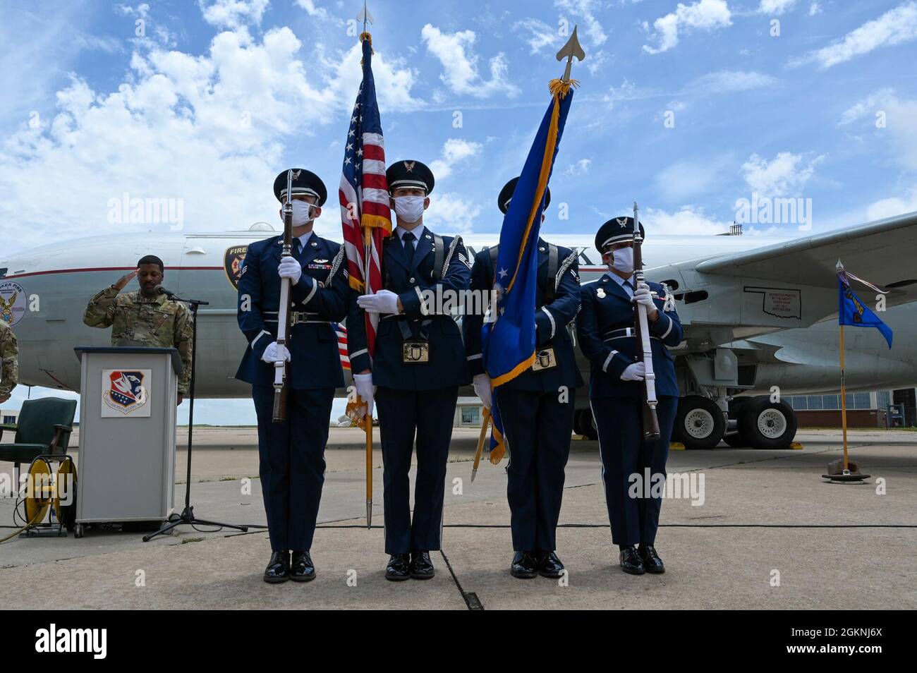 La garde d'honneur de la base aérienne de Tinker présente les couleurs