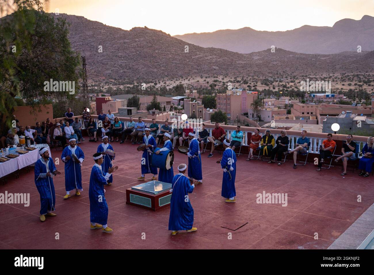 Des danseurs marocains produisent de la musique populaire berbère traditionnelle lors d'une cérémonie d'accueil à Tafraoute, au Maroc, pour les membres du service le 6 juin 2021. African Lion 2021 est l'exercice annuel le plus important, conjoint et premier du Commandement de l'Afrique des États-Unis, organisé par le Maroc, la Tunisie et le Sénégal, le 7-18 juin. Plus de 7,000 participants de neuf pays et de l'OTAN s'entraînent ensemble en mettant l'accent sur l'amélioration de la préparation des forces américaines et des forces des pays partenaires. AL21 est un exercice multidomaine, multicomposant et multinational, qui utilise une gamme complète de capacités de mission dans le but de renforcer l'interopérabilité entre les participants Banque D'Images