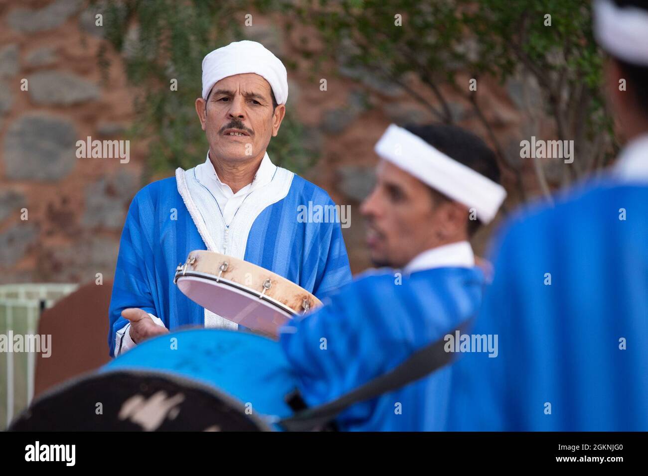 La danseuse marocaine interprète la musique populaire berbère traditionnelle lors d'une cérémonie d'accueil à Tafraoute, au Maroc, pour les membres du service le 6 juin 2021. African Lion 2021 est l'exercice annuel le plus important, conjoint et premier du Commandement de l'Afrique des États-Unis, organisé par le Maroc, la Tunisie et le Sénégal, le 7-18 juin. Plus de 7,000 participants de neuf pays et de l'OTAN s'entraînent ensemble en mettant l'accent sur l'amélioration de la préparation des forces américaines et des forces des pays partenaires. AL21 est un exercice multidomaine, multicomposant et multinational, qui utilise une gamme complète de capacités de mission dans le but de renforcer l'interopérabilité entre les participants. Banque D'Images
