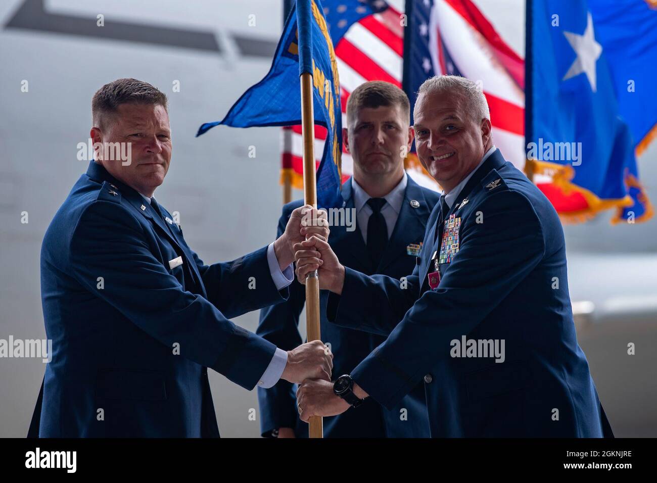 Une cérémonie de passation de commandement a lieu à la base de la Garde nationale de Rickenbacker Air, à Columbus (Ohio), le 6 juin 2021. Le colonel David Johnson a cédé le commandement de la 121e Escadre de ravitaillement en vol au colonel Scott Lerdon. Banque D'Images