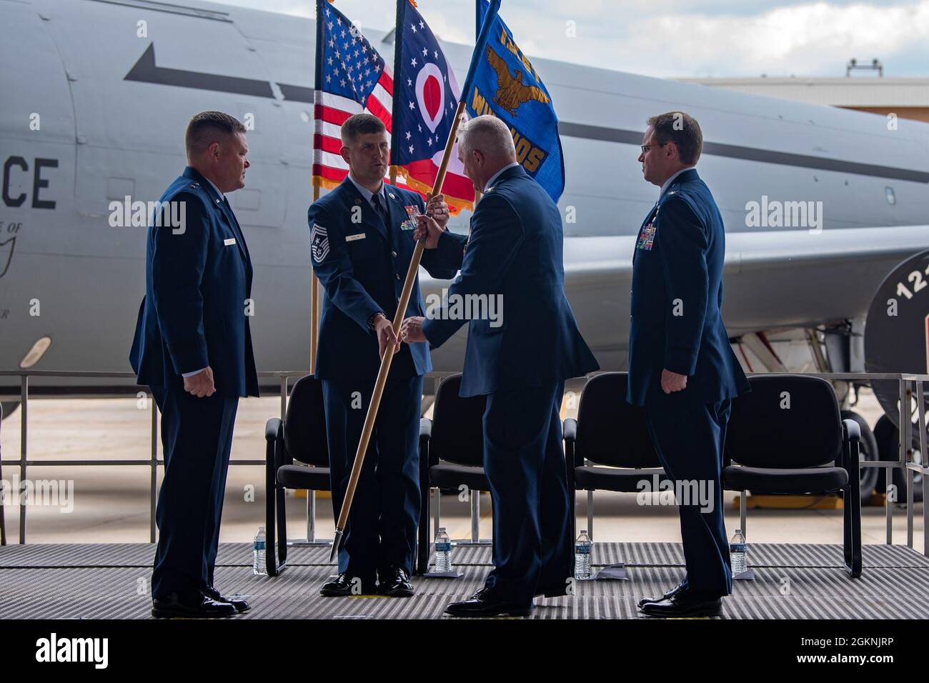Une cérémonie de passation de commandement a lieu à la base de la Garde nationale de Rickenbacker Air, à Columbus (Ohio), le 6 juin 2021. Le colonel David Johnson a cédé le commandement de la 121e Escadre de ravitaillement en vol au colonel Scott Lerdon. Banque D'Images