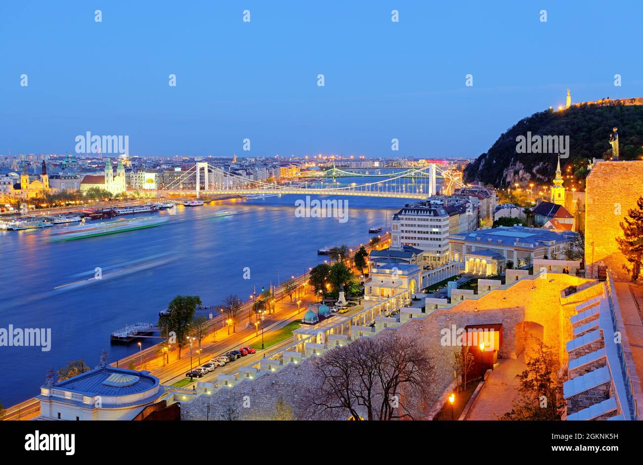 Vue de nuit sur le Danube et la ville de Budapest, Hongrie Banque D'Images
