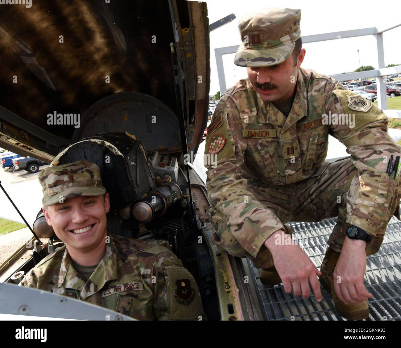 Le capitaine de la US Air Force Jesse Johnson, 315e Escadron d'entraînement 14N commandant de vol du cours de renseignement, explique le matériel du cours à un étudiant du 315e TRS, à l'intérieur d'un MIG-29, sur la base aérienne de Goodfellow, Texas, le 6 juin 2021. Johnson a suivi une formation pratique pour familiariser l'étudiant avec un avion de chasse ennemi. Banque D'Images