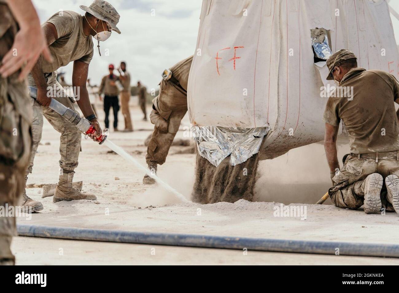 Au cours de COPE North 2021, des militaires de la Royal Australian Air Force (RAAF), de la Japanese Air Self-Defense Force (JASDF), de la Force aérienne, du Marine corps, de la Marine et de l'Armée ont affiné leurs capacités de guerre du service interarmées dans le théâtre du Pacifique par un exercice de préparation trilatéral annuel qui s'est tenu à la base aérienne d'Andersen, à Guam. Dans cette photo, les ingénieurs d'Airmen du ces 36 effectuent la méthode de réparation de cratère par « slash and splash ». Cet exercice a été mené par le cadre du drapeau argenté de l'ERS 554 Banque D'Images