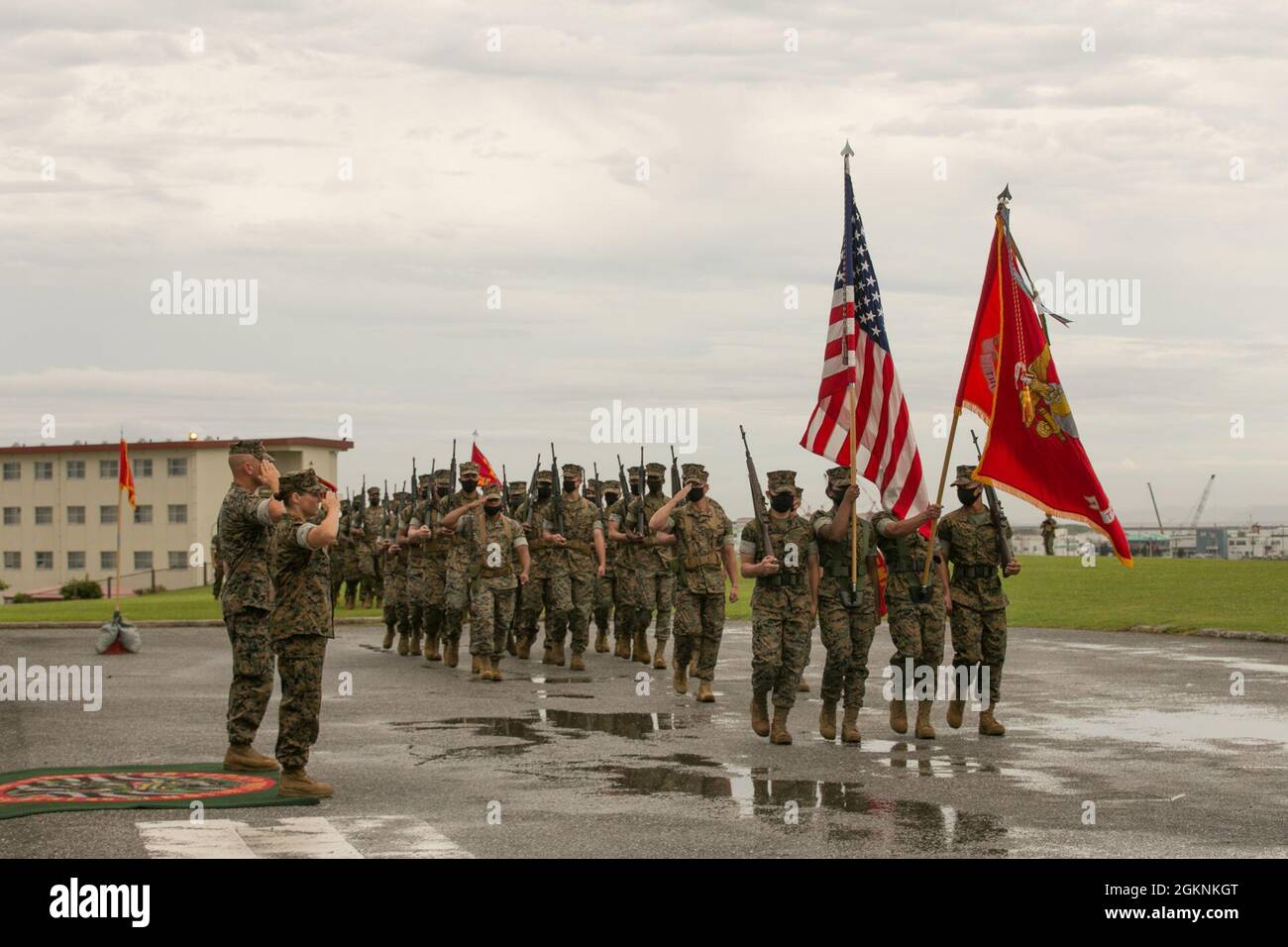 Le Maj Rachel A. Gonzales du corps des Marines des États-Unis, à gauche, commandant entrant du bataillon d'approvisionnement en 3d, et le lieutenant-colonel Robert D. Wolfe, commandant externe du bataillon d'approvisionnement en 3d, du 3d Marine Logistics Group (MLG), rendent hommage à 3d Supply BN. Marines participant à une cérémonie de changement de commandement pour 3d Supply BN. Sur Camp Kinser, Okinawa, Japon, 7 juin 2021. La mission de 3d Supply BN. Est de fournir un soutien logistique réactif et de qualité à la Force expéditionnaire maritime III (MEF), à d'autres forces maritimes, conjointes et combinées et aux organismes fédéraux, comme indiqué par des moyens expéditionnaires, vers l'avant basi Banque D'Images