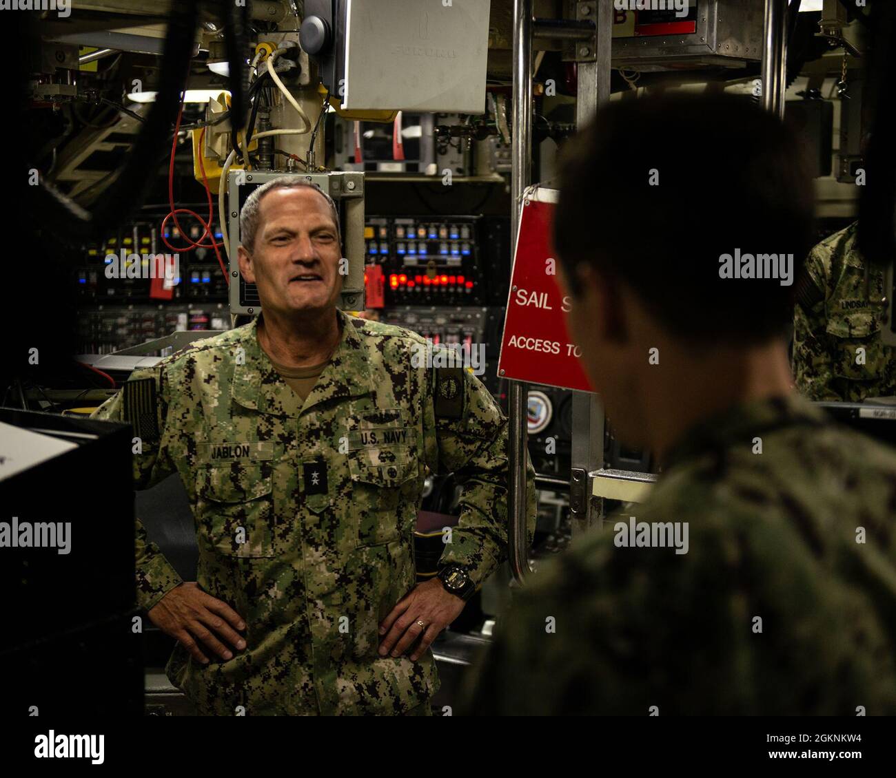 SILVERDALE, Washington - ADM. Arrière Jeff Jablon, commandant de la Force sous-marine de la US Pacific Fleet, parle avec des marins de la classe Ohio, le sous-marin de missiles balistiques USS Pennsylvania (SSBN 735) équipe d'or juin 7. En tant que principal conseiller du commandant de la flotte du Pacifique des États-Unis pour les affaires sous-marines, Jablon a visité le commandant du Groupe sous-marin 9, Et d'autres unités de dissuasion stratégique dans le Nord-Ouest du Pacifique pour voir directement les opérations et les capacités actuelles de l'unité. Banque D'Images