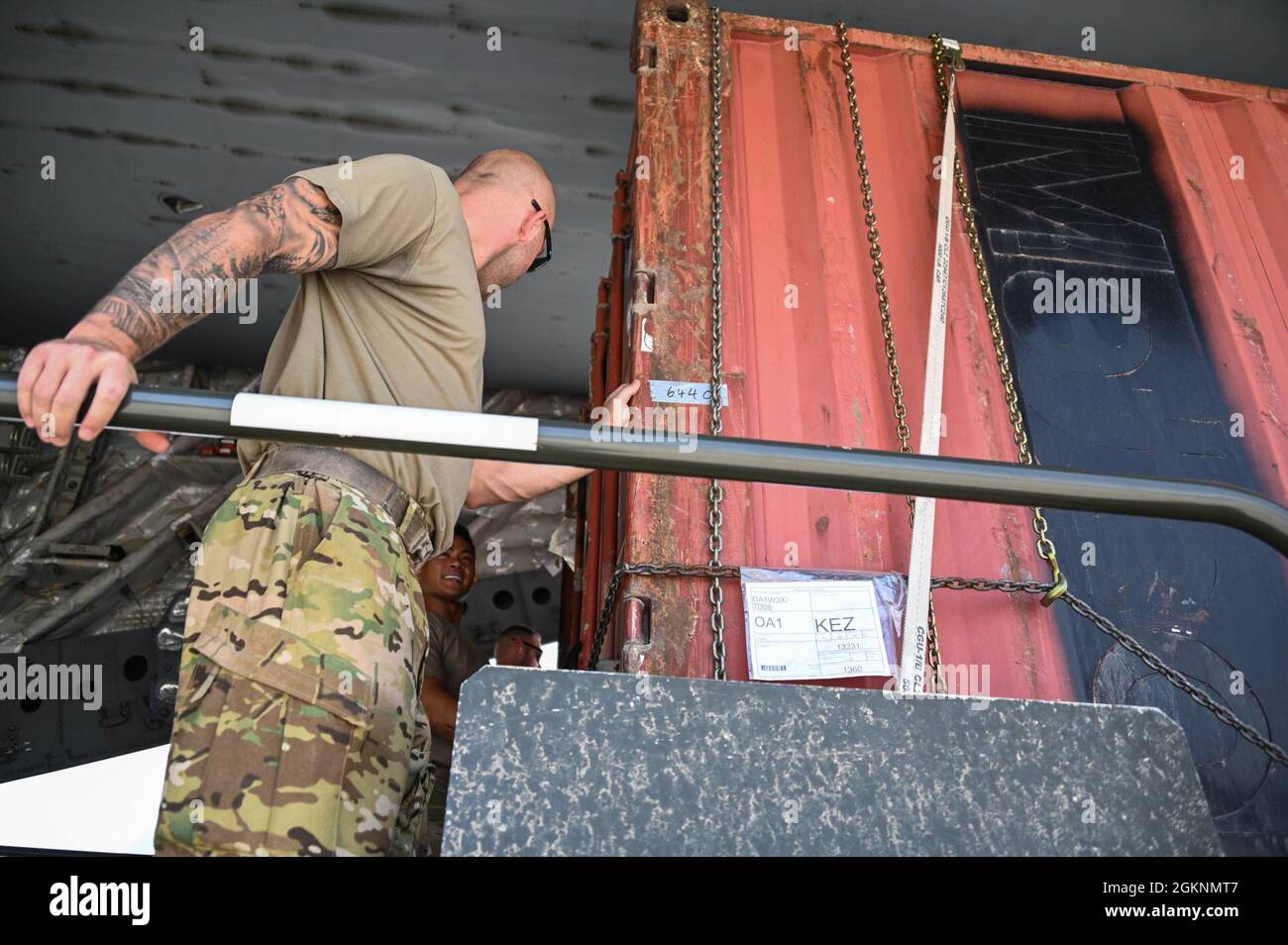 Un Airman affecté à la 386e Escadre expéditionnaire aérienne aide à décharger la cargaison retirée d'Afghanistan d'un C-17 Globemaster III à la base aérienne Ali Al Salem, au Koweït, le 7 juin 2021. L'ASAB continue de jouer un rôle clé dans le soutien à la sortie sécuritaire et responsable des forces américaines et de la coalition d'Afghanistan. Banque D'Images