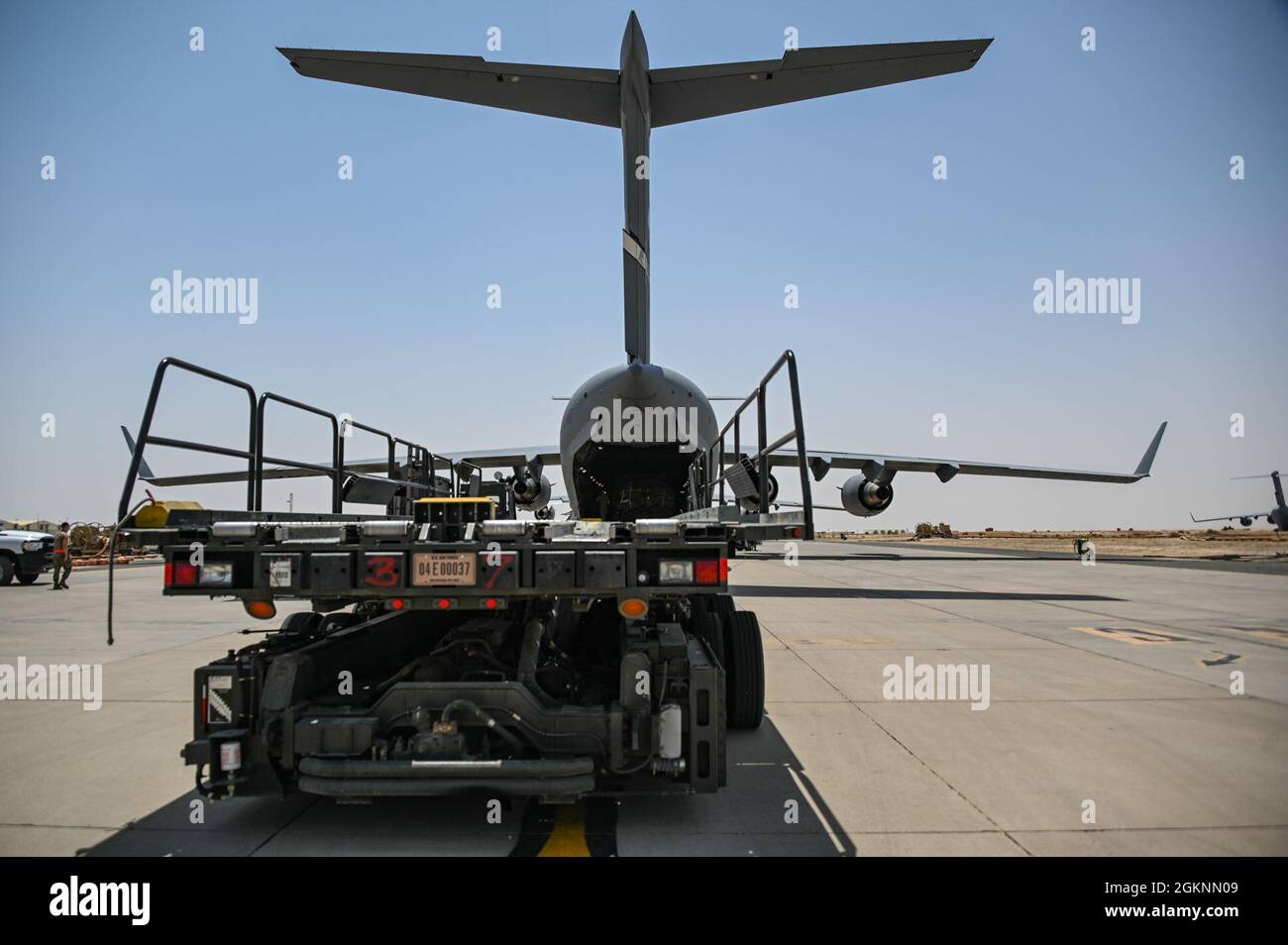 Un véhicule de chargement affecté à la 386e Escadre expéditionnaire aérienne attend un déchargement C-17 Globemaster III sur la ligne de vol de la base aérienne Ali Al Salem, au Koweït, le 7 juin 2021. L'ASAB continue de jouer un rôle essentiel dans le soutien à la sortie sécuritaire et responsable des forces américaines et de la coalition d'Afghanistan. Banque D'Images