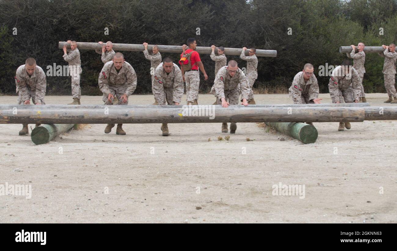 Les recrues de Charlie Company, 1er Bataillon d'entraînement des recrues, participent à des exercices de bûches au Marine corps Recruit Depot, San Diego, 7 juin 2021. L'entraînement physique a été utilisé pour renforcer le corps et développer un caractère fort qui incarnent nos valeurs fondamentales par le travail d'équipe. Banque D'Images