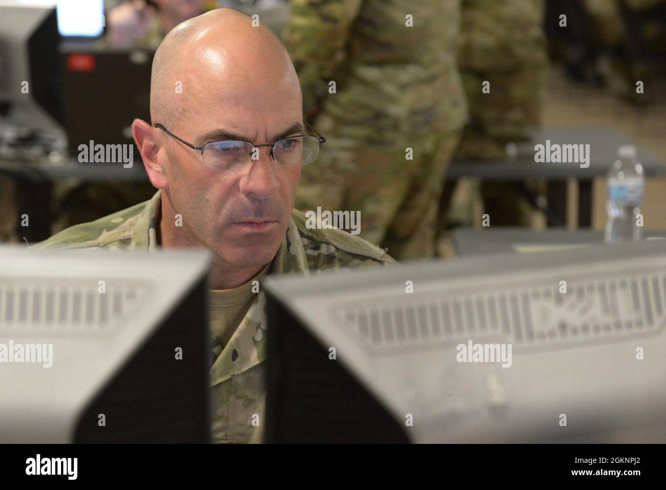 Le major de la Garde nationale de l'Indiana, Richard Hoover, de Greenwood, et un ingénieur de la 38e Division d'infanterie, se préparent pour le mémoire de mise à jour de la bataille de la division au Camp Atterbury, le mardi 8 juin 2021. Les soldats de la division ont occupé leurs postes de combat pendant l'exercice de combat de la 35e Division d'infanterie. Les exercices de Warfighter testent les soldats dans des scénarios de champ de bataille virtuel afin qu'ils puissent coordonner et communiquer dans des tâches fonctionnelles telles que le commandement et le contrôle, le mouvement et la manœuvre, l'intelligence, les processus de ciblage, le soutien et la protection. Banque D'Images