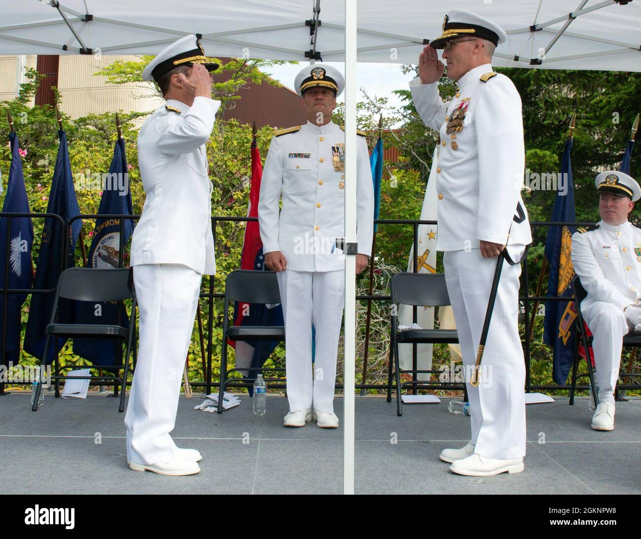 SILVERDALE, Washington - ADM. Arrière Douglas Perry, à gauche, est soulagé par le sous-ministre adjoint. Robert Gaucher, à droite, à titre de commandant du Groupe sous-marin 9 lors d'une cérémonie de passation de commandement qui s'est tenue au parc dissuasif, à la base navale de Kitsap-Bangor, en juin 8. Subordonné au commandant de la Force sous-marine des États-Unis, flotte du Pacifique, COMSUBGRU-9 exerce l'autorité administrative, tactique et opérationnelle de commandement et de contrôle pour les sous-marins de missiles balistiques et de croisière de la flotte Trident et les commandes et unités subordonnées dans le Nord-Ouest du Pacifique. Les commandements subalternes comprennent les escadrons sous-marins 17 et 19 et le soutien sous-marin naval cent Banque D'Images