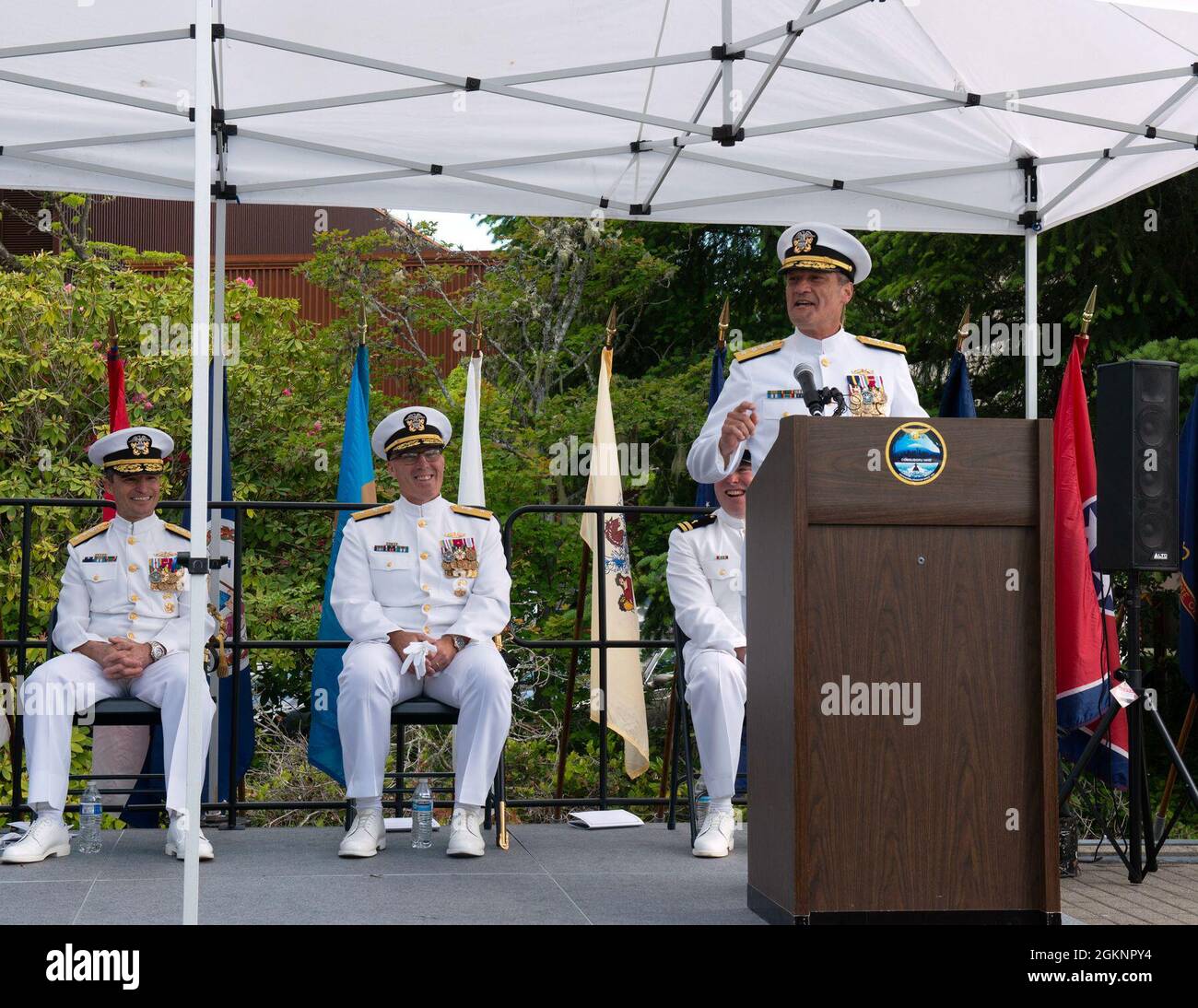 SILVERDALE, Washington - conférencier principal, ADM arrière. Jeffrey Jablon, commandant de la Force sous-marine de la flotte du Pacifique des États-Unis, prononce des observations lors de la cérémonie de passation de commandement du Groupe sous-marin 9 qui a eu lieu au parc dissuasif, à la base navale de Kitsap-Bangor, en juin 8. Subordonné au commandant de la Force sous-marine des États-Unis, flotte du Pacifique, COMSUBGRU-9 exerce l'autorité administrative, tactique et opérationnelle de commandement et de contrôle pour les sous-marins de missiles balistiques et de croisière de la flotte Trident et les commandes et unités subordonnées dans le Nord-Ouest du Pacifique. Les commandements subordonnés comprennent les escadrons sous-marins 17 et 19, et Banque D'Images