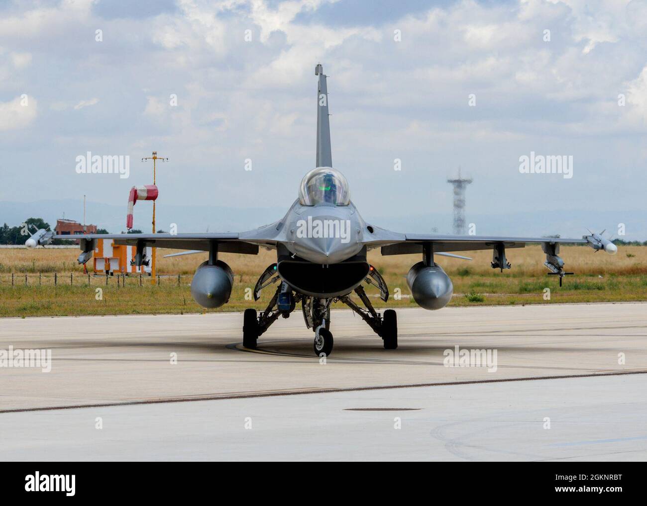 Un faucon de combat F-16 de la Force aérienne des États-Unis affecté à des taxis du 555e Escadron de chasseurs à l'extérieur de la ligne de vol pendant l'exercice Falcon Strike 21 (FS21) à la base aérienne Amendola, en Italie, le 8 juin 2021. Six F-16C Fighting Falcons participent au FS21 et s'intègrent aux membres des forces aériennes israéliennes, britanniques et italiennes. FS21 est un exercice qui optimise l'intégration entre les avions de quatrième et de cinquième génération. Banque D'Images