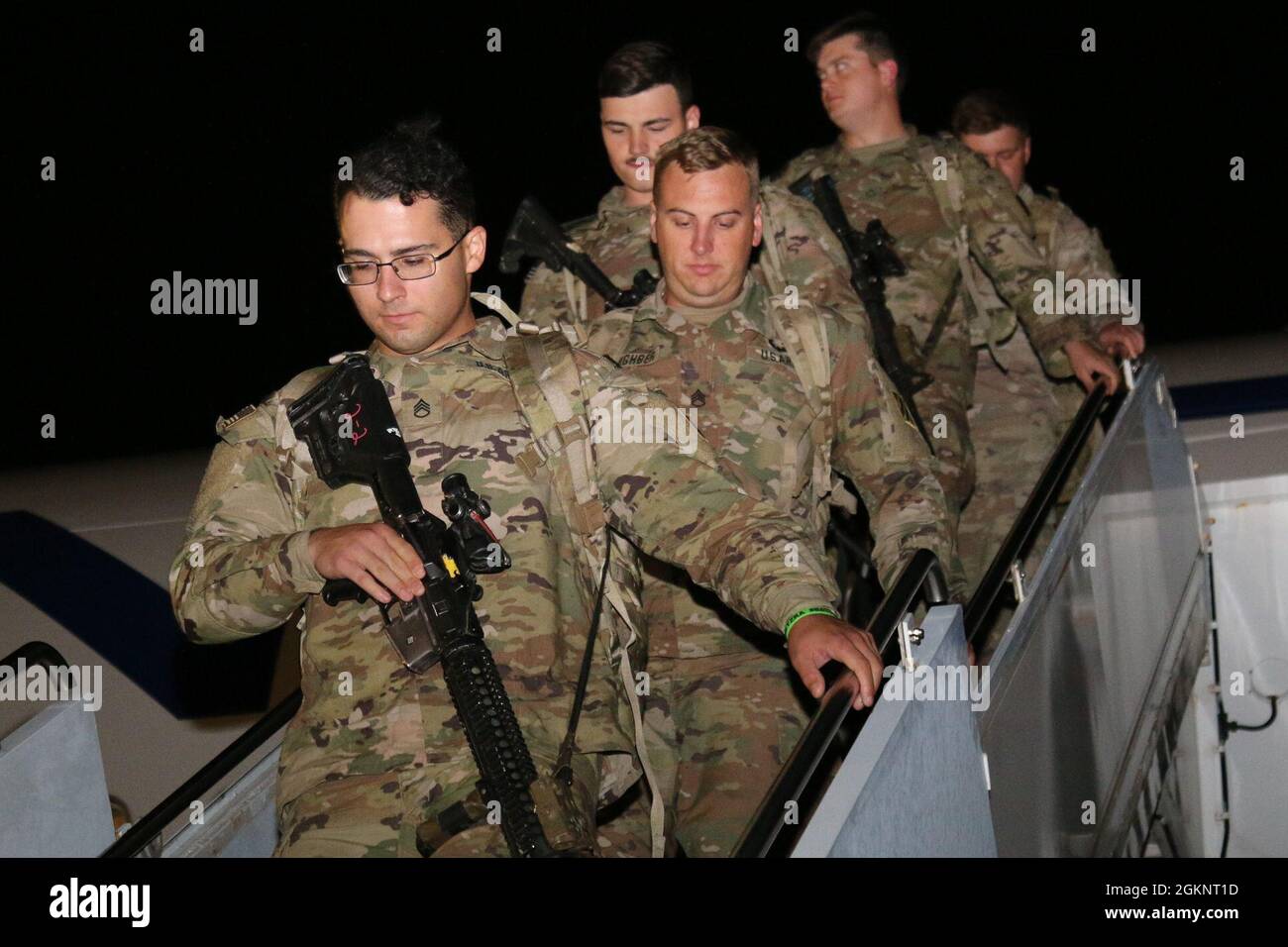 Des soldats du 1er Bataillon, 28e Régiment d'infanterie, 3e Division d'infanterie, quittent un avion à la base aérienne de Yokota, Japon, le 8 juin 2021. Ces soldats sousoutiennent l'exercice Orient Shield 21-2 après avoir terminé une restriction de mouvement de 14 jours. Orient Shield est le plus grand exercice bilatéral de formation sur le terrain de l'armée de terre américaine et de la force d'autodéfense japonaise exécuté dans divers endroits du Japon afin d'améliorer l'interopérabilité et de tester et d'affiner les opérations multi-domaines et interdomaines. Banque D'Images