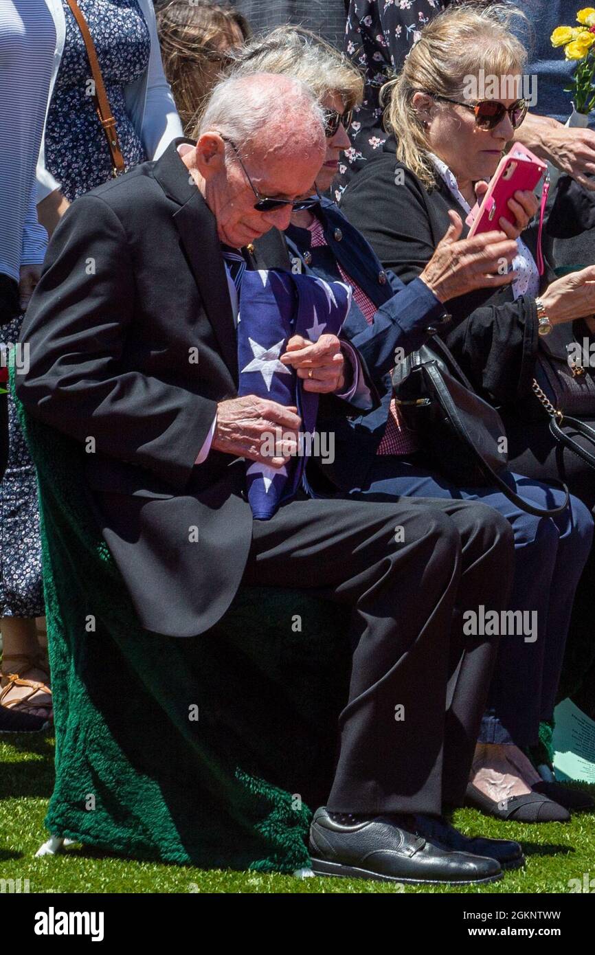 Edward Brown, le parent et neveu le plus âgé des États-Unis Marine PFC. John Middleswart détient le drapeau national après un enterrement au cimetière national de fort Rosecrans, Californie, le 8 juin 2021. Les restes de Middleswart ont été identifiés quatre-vingts ans après sa mort à bord de l'USS Oklahoma lors de l'attaque sur Pearl Harbor, et il a été mis au repos avec des honneurs militaires complets. Banque D'Images