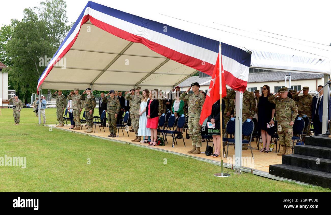 Les soldats américains, la famille, les amis et les visiteurs distingués rendent hommage à la pièce de l'hymne national allemand et américain lors de la 21e cérémonie de passation de commandement du Théâtre de soutien, le 8 juin 2021 à Daenner Kaserne, Kaiserslautern, Allemagne. Bang. Le général James M. Smith a assumé le commandement de l'unité du général Christopher Mohan. Banque D'Images