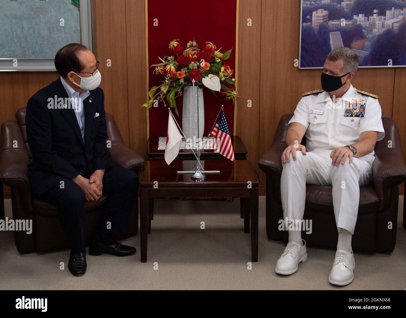SASEBO (Japon) (9 juin 2021) – Commandant, U.S. Pacific Fleet ADM. Sam Paparo parle à la direction des forces navales déployées, du commandant, des activités de la flotte Sasebo et du commandement des locataires à bord du CFAS le 9 juin 2021. Paparo a visité le CFAS lors de sa première visite au Japon pour examiner les contributions des unités basées à Sasebo à la mission de la flotte du Pacifique des États-Unis et rencontrer des dirigeants politiques locaux et des partenaires de la Force d'autodéfense du Japon. Banque D'Images