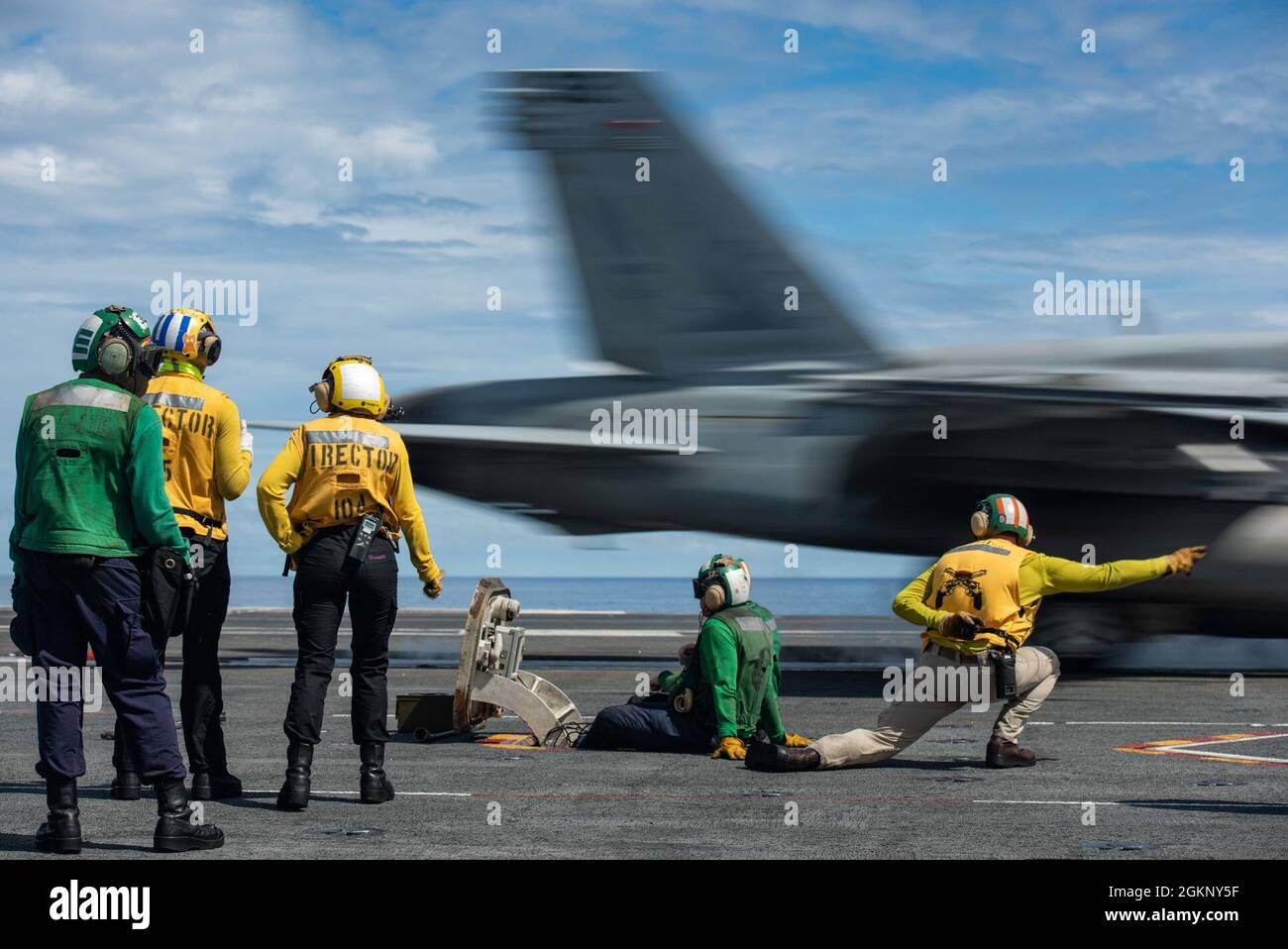 210609-N-ML137-1022 MER DES PHILIPPINES (le 9 juin 2021) un avion attaché à l’aéroglisseur Carrier (CVW) 5 survole le seul porte-avions déployé par l’avant de la Marine américaine, l’USS Ronald Reagan (CVN 76). Ronald Reagan, le navire amiral du Carrier Strike Group 5, fournit une force prête au combat qui protège et défend les États-Unis, ainsi que les intérêts maritimes collectifs de ses alliés et partenaires dans la région Indo-Pacifique. Banque D'Images