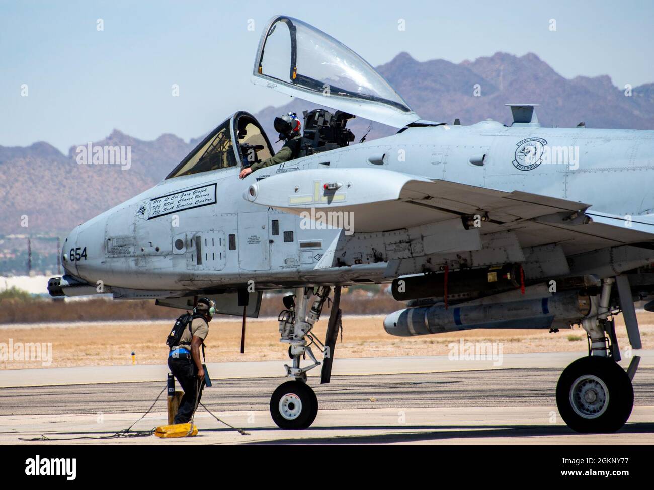 Un Thunderbolt II de la US Air Force A-10 se trouve sur la ligne de vol de la base aérienne Davis-Monthan, Arizona, le 9 juin 2021. Le système d'armes primaires A-10 est le pistolet GAU-8/A Gatling et utilise également une variété d'autres armes, y compris les bombes MK-82 et MK-84. Banque D'Images