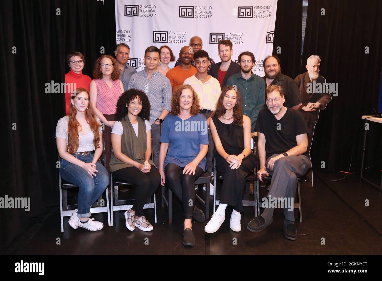 New York, NY, États-Unis. 14 septembre 2021. Jennifer Steward, Alyce Stark, Robert Cuccioli, David Lee Huynh, April Kline, Alvin Keith, Henery Wyand, Raphael Nash Thompson, Max Roll, Trevor Trotto, John Lant, Jade Doina, Katya Collazo, Karen Ziemba, Nicole King, Et David Staller assistent à l'appel photo pour la pièce de théâtre de Off-Broadway Mrs WarrenÕs, qui s'est tenue au Ginghold Theatral Group, le 14 septembre 2021, à New York. Crédit : Joseph Marzullo/Media Punch/Alay Live News Banque D'Images