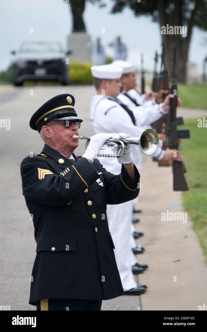 210608-N-PO345-5852 ST LOUIS. (8 juin 2021) – Un bugler joue Taps comme l'équipe de carabine du cimetière national de Jefferson Barracks, à Saint-Louis, Mo, se tient à l'attention pendant l'enterrement à la tombe du préposé au mess de la Marine de 3e classe Isaac Parker le 8 juin 2021. Parker a été tué à bord de l'USS Oklahoma (BB-37) lorsqu'il a reçu jusqu'à huit coups de torpille et a chaviré en moins de 12 minutes lors de l'attaque sur Pearl Harbor, HI, le 7 décembre 1941. Il a été retrouvé avec son père, sa mère et six autres membres de sa famille, également enterrés au cimetière, 79 ans après sa mort après son identification positive par le DEF Banque D'Images